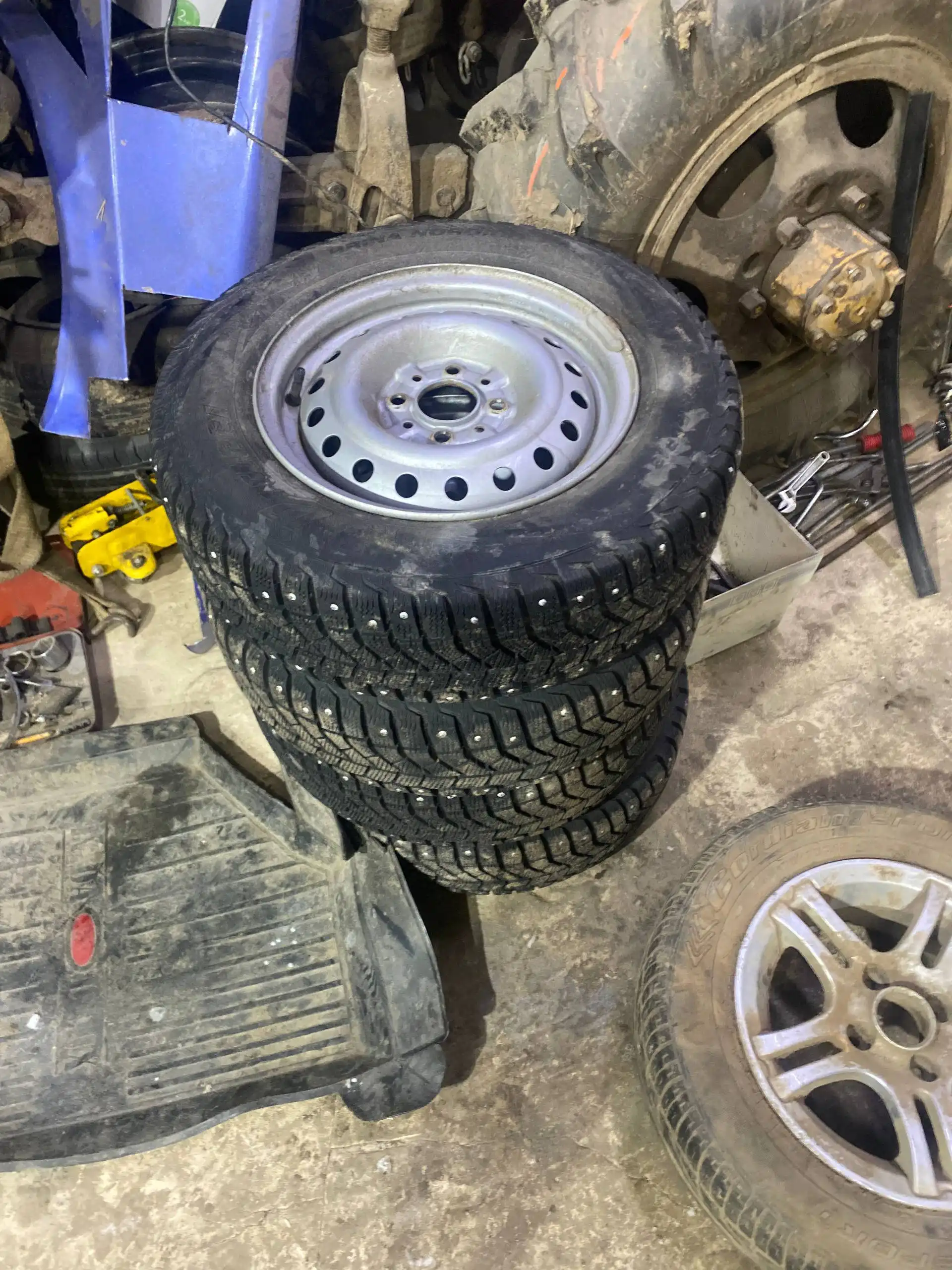 Продам колеса в сборе на ВАЗ Р13 зимние