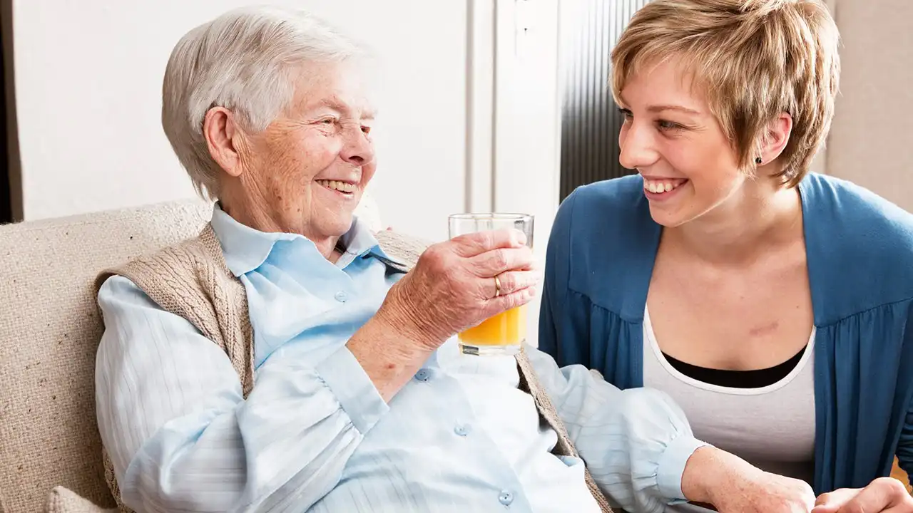 Требуются сиделки с медицинским образованием - Уход и сиделки (Услуги) в Симферополь