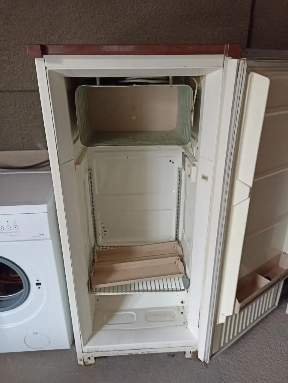 Холодильник рабочий - Холодильники (Для дома и дачи) в Севастополь