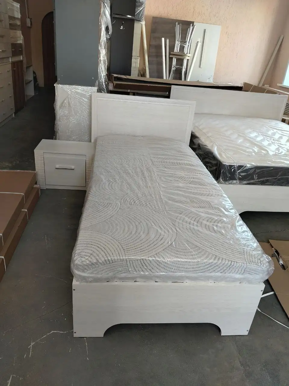 Кровать 90*200 с ортопедическим матрасом и тумбой - Мебель (Для дома и дачи) в Пенза