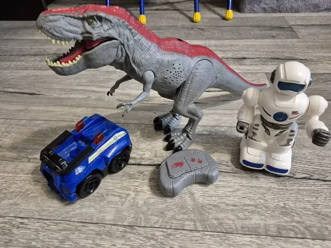Пакет игрушек б/у: Тираннозавр, Машинка, Робот - Товары для детей в Тюмень