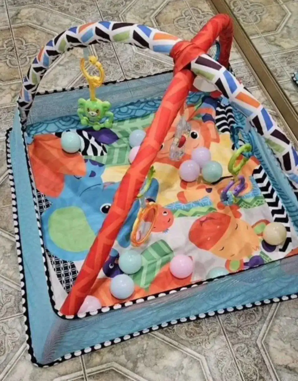 Развивающий коврик с игрушками