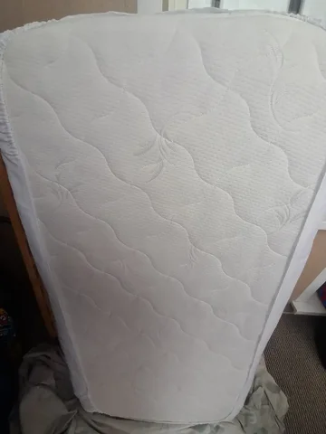 Матрас с наматрасником почти новый в отличном состоянии - Матрасы в Тюмень