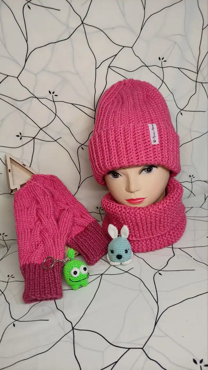 Набор вязаных изделий шапка, снуд, варежки с брелочками