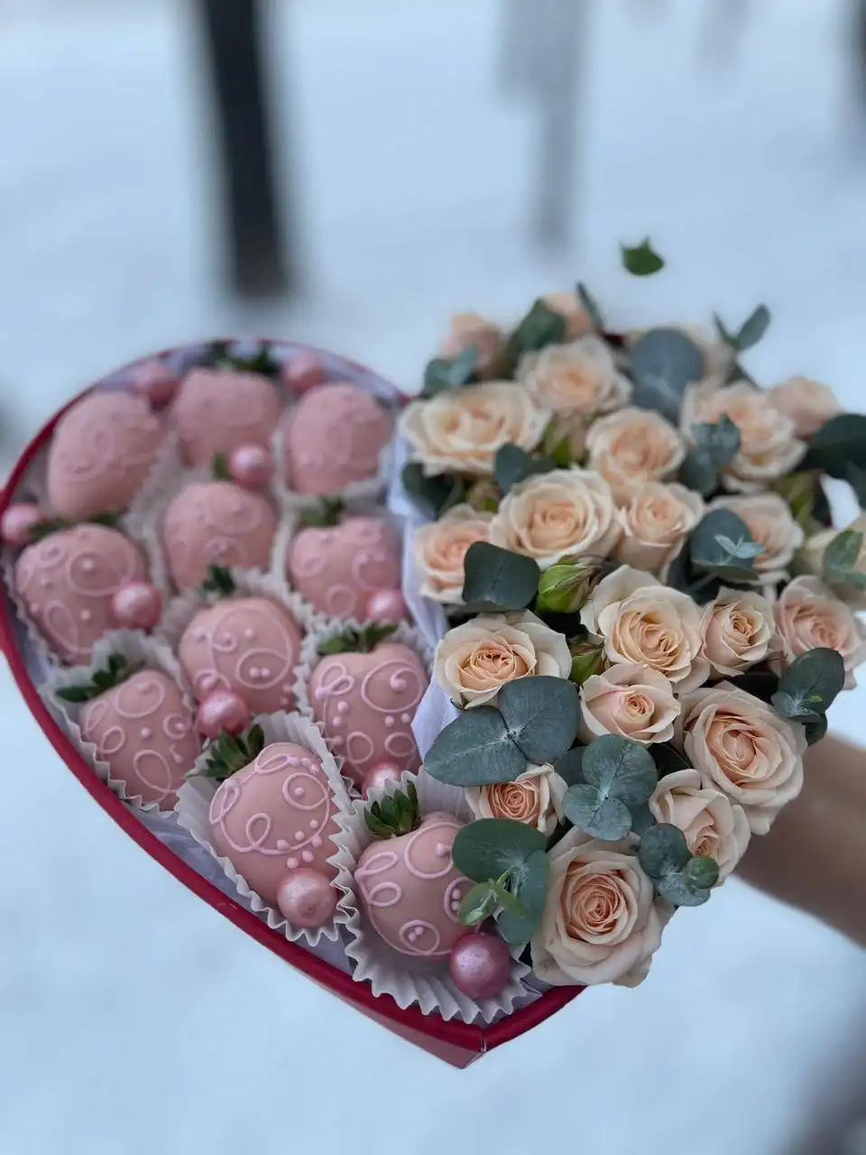 Подарок из клубники в шоколаде и розах для девушки - Подарочные услуги (Услуги) в Сургут