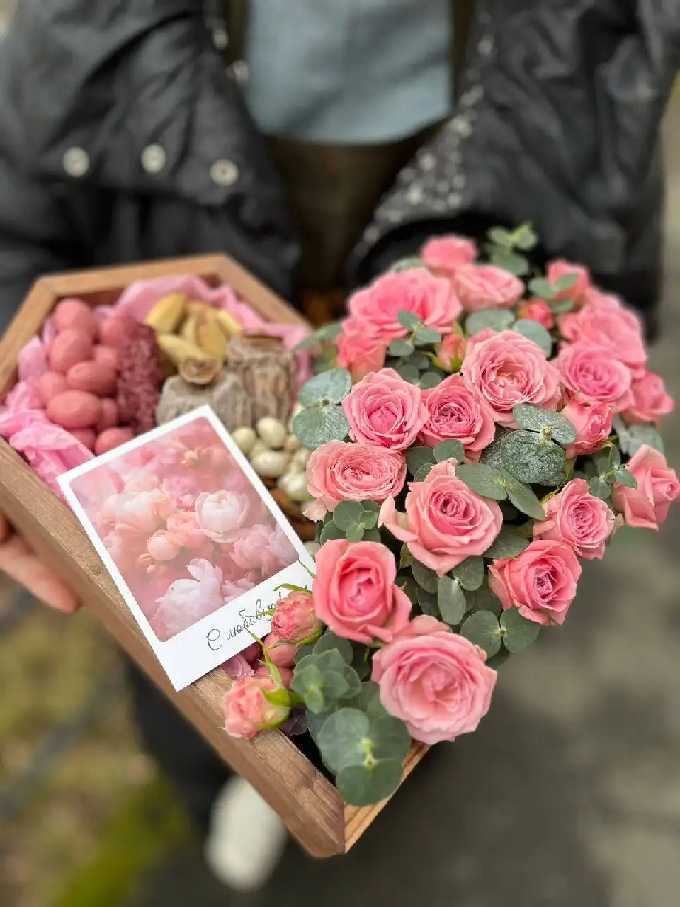 Подарок из клубники в шоколаде и розах для девушки - Подарочные услуги (Услуги) в Сургут