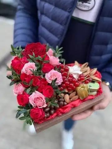 Подарок из клубники в шоколаде и розах для девушки - Подарочные услуги (Услуги) в Сургут