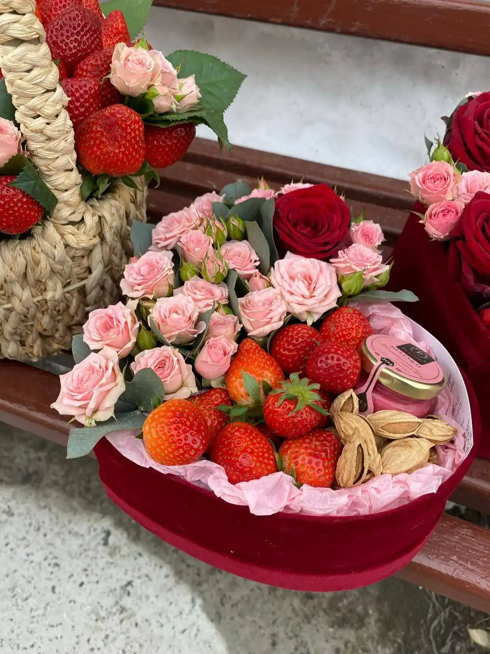 Подарок из клубники в шоколаде и розах для девушки - Подарочные услуги (Услуги) в Сургут