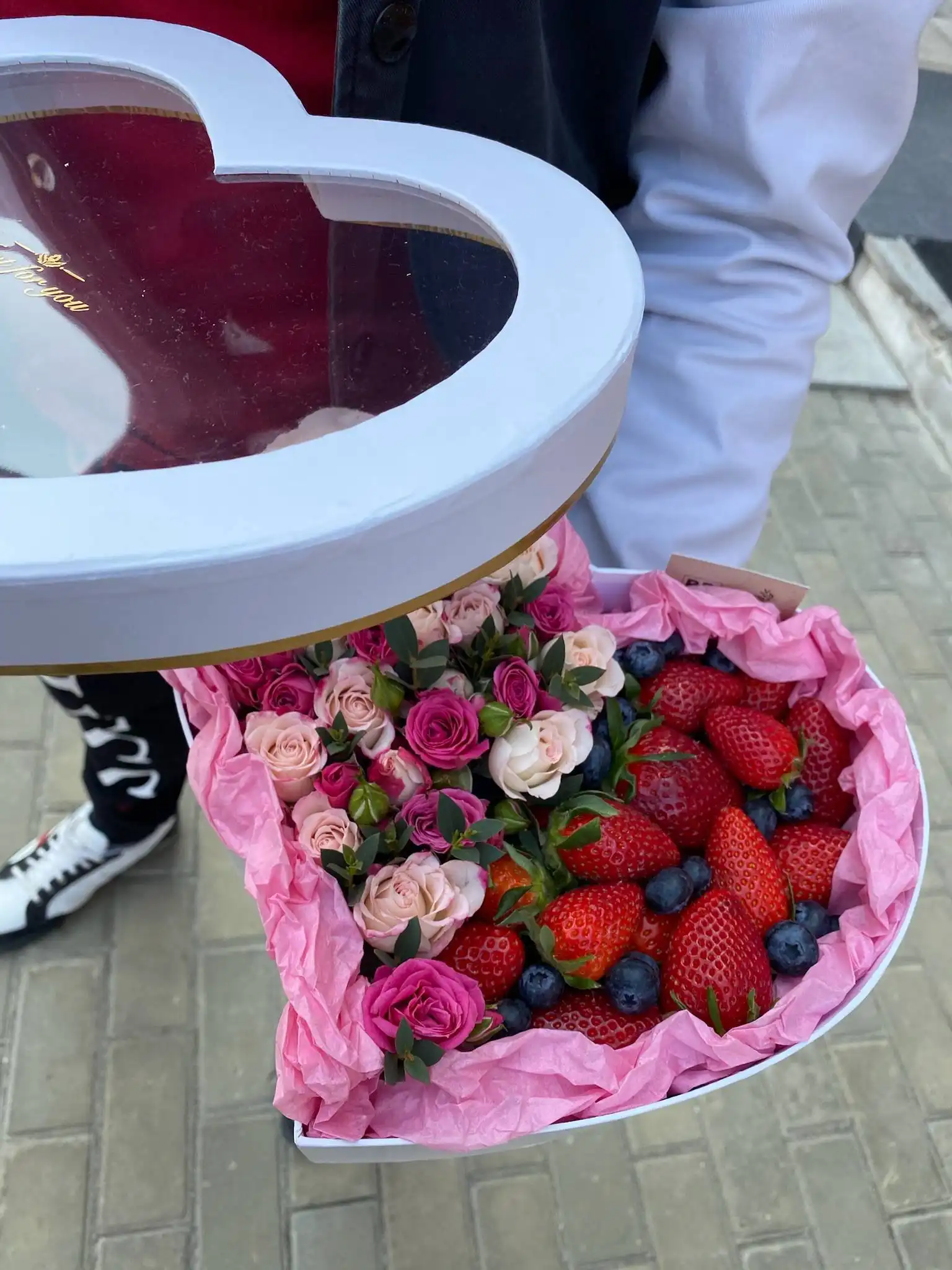 Подарок из клубники в шоколаде и розах для девушки - Подарочные услуги (Услуги) в Сургут