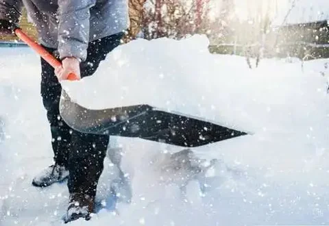 Уборка и чистка снега на различных территориях - Услуги в Сургут
