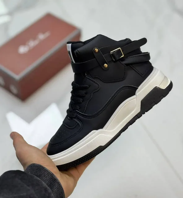 Продам кроссовки сникерсы базовые - Куртки в Сургут