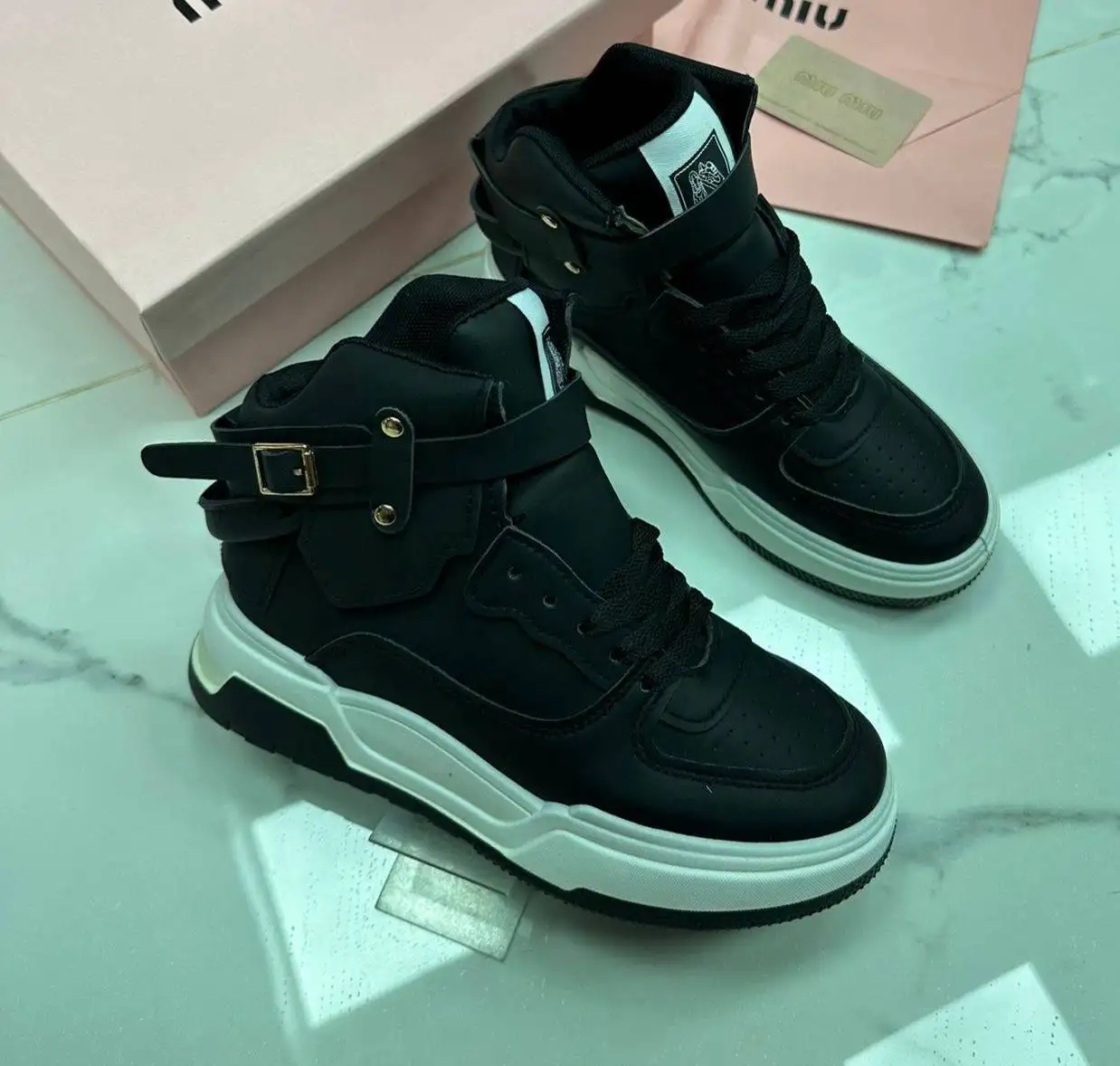 Продам кроссовки сникерсы базовые - Обувь (Одежда) в Сургут