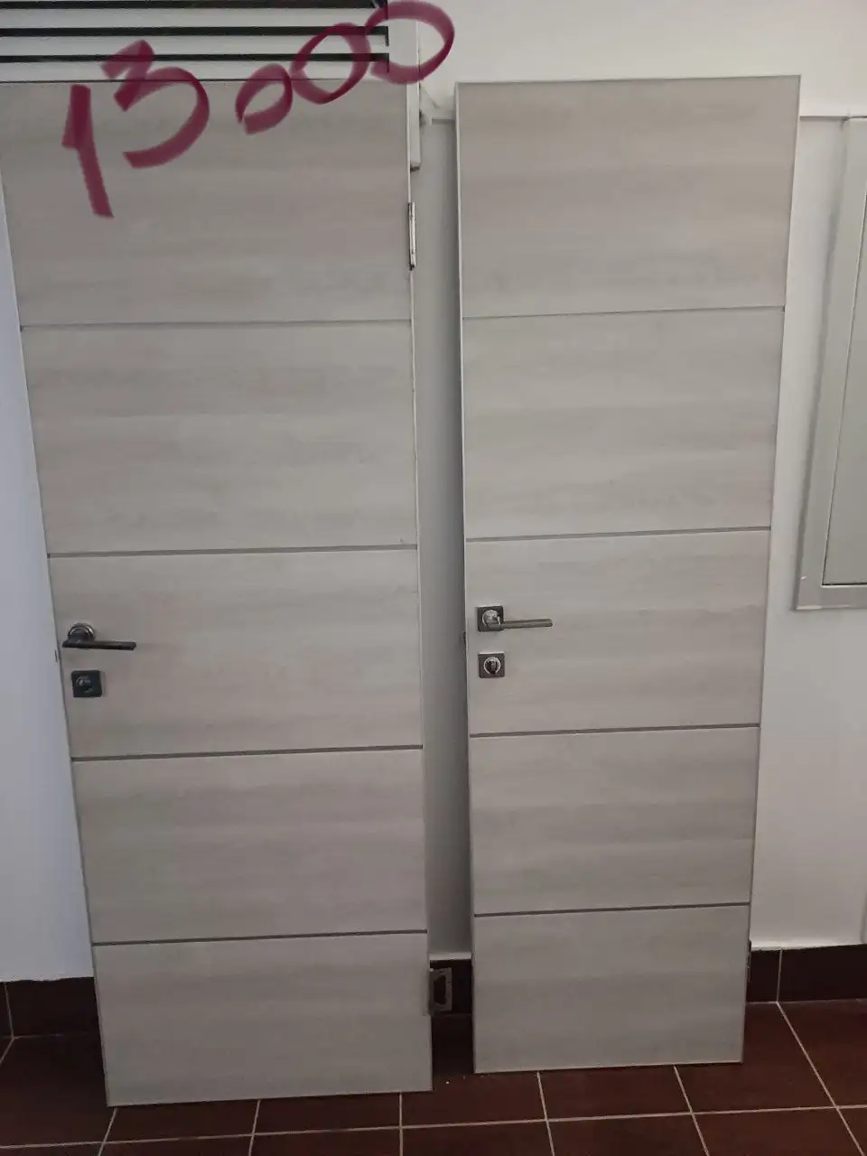 Продам двери качественные с ручками и замками - Двери (Для дома и дачи) в Сургут