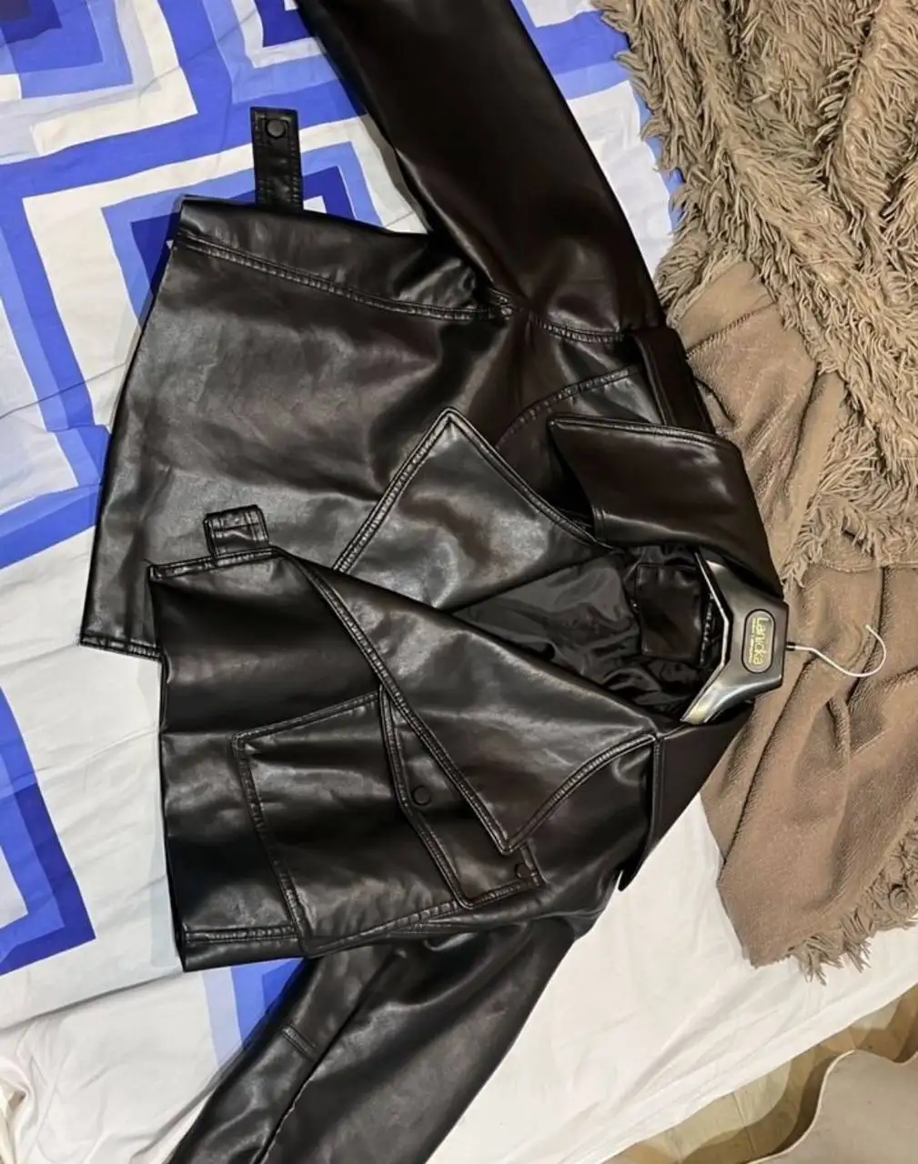 Продам кожаную куртку размер L-XL оверсайз - Куртки (Одежда) в Сургут