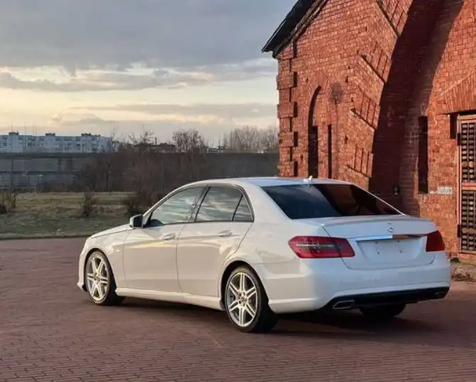 Продажа Mercedes-Benz E 200 CGI 2012 года с AMG пакетом