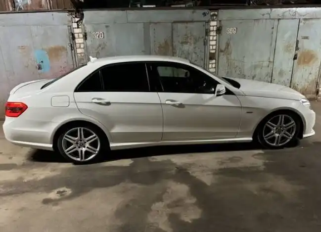 Продажа Mercedes-Benz E 200 CGI 2012 года с AMG пакетом