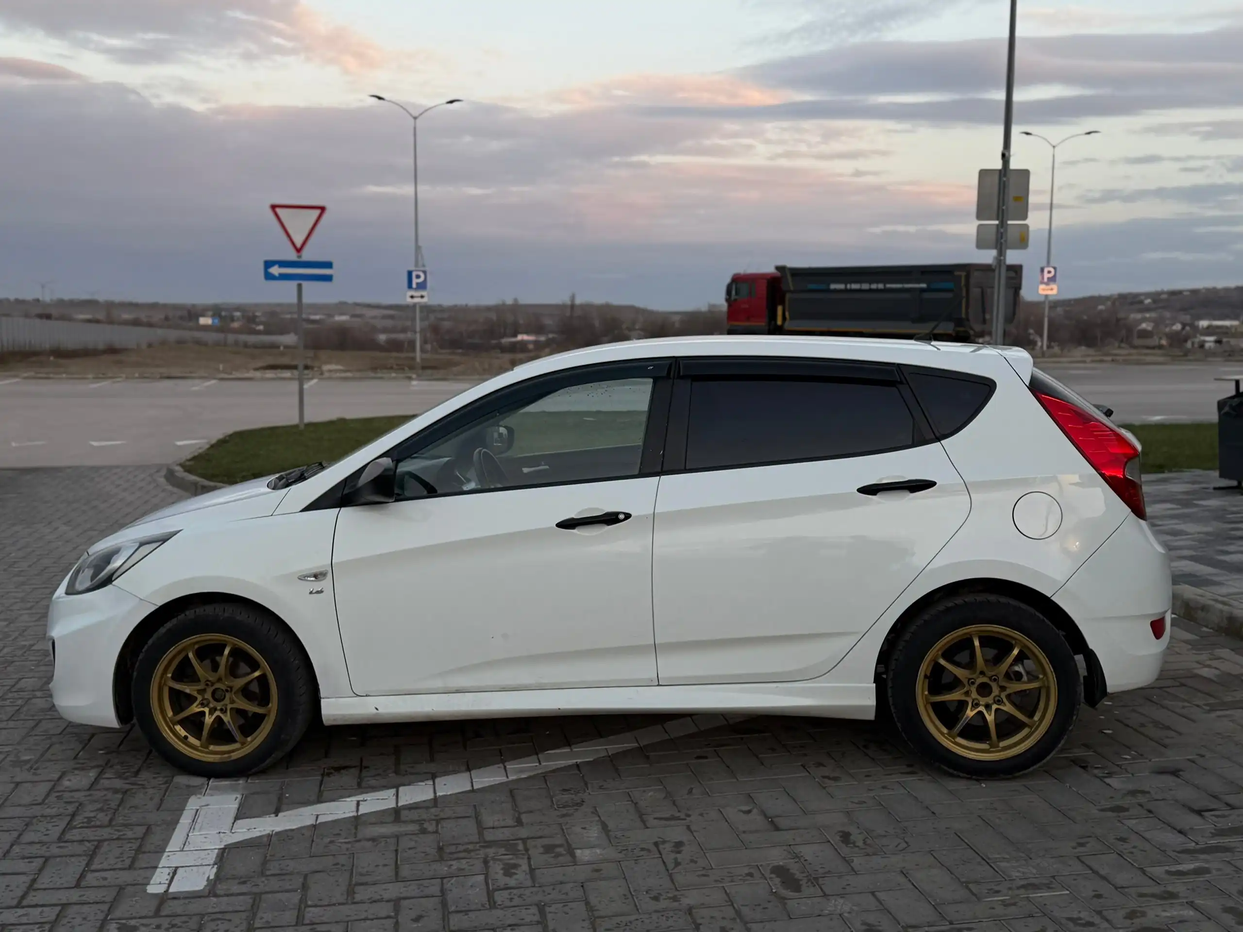 Hyundai Solaris 2011 года, автомат, 212 тыс. км - Легковые автомобили (Авто) в Зуя