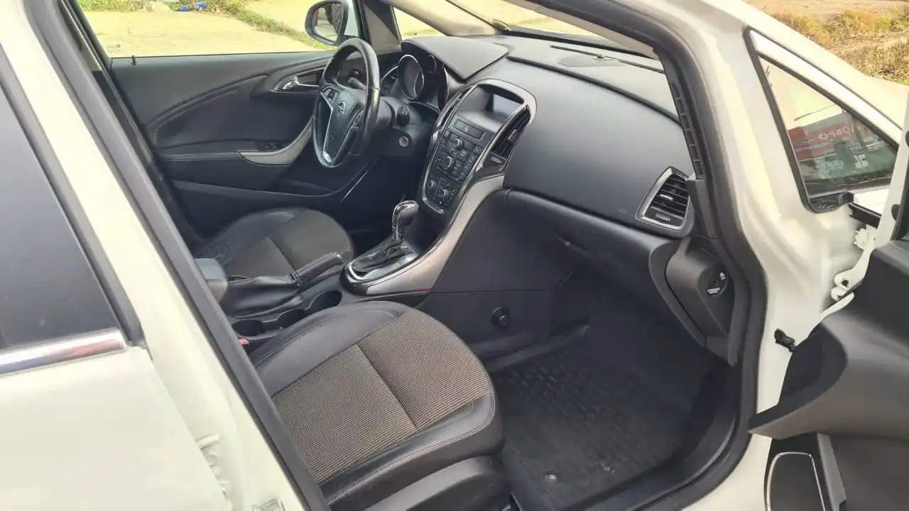 Продам Опель Астра J 2011 года - Авто в Севастополь