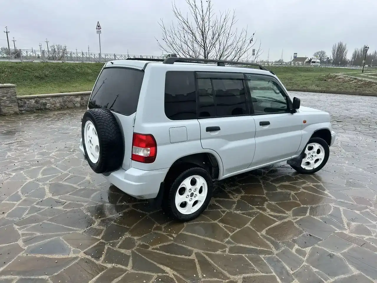 Mitsubishi Pajero IO 1998 года, 1.8 л, автомат, полный привод - Внедорожники (Авто) в Симферополь