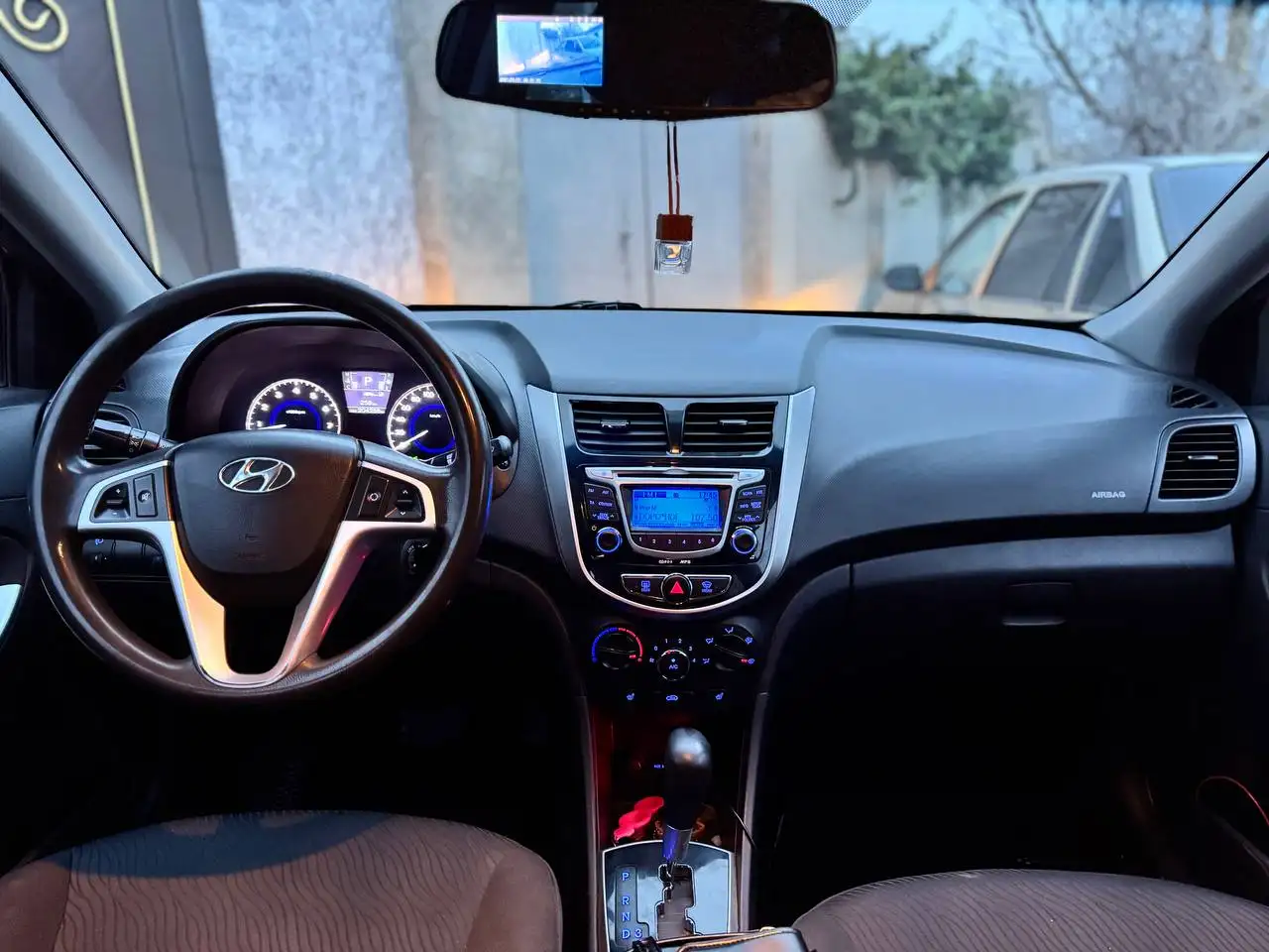 Продажа Hyundai Solaris 2011 года с автоматом - Авто в Евпатория