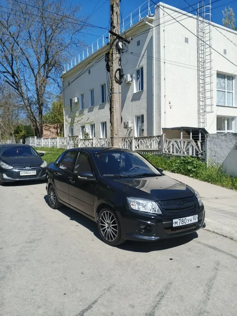 Lada Granta 2015 года в отличном состоянии - Toyota Alphard в Керчь