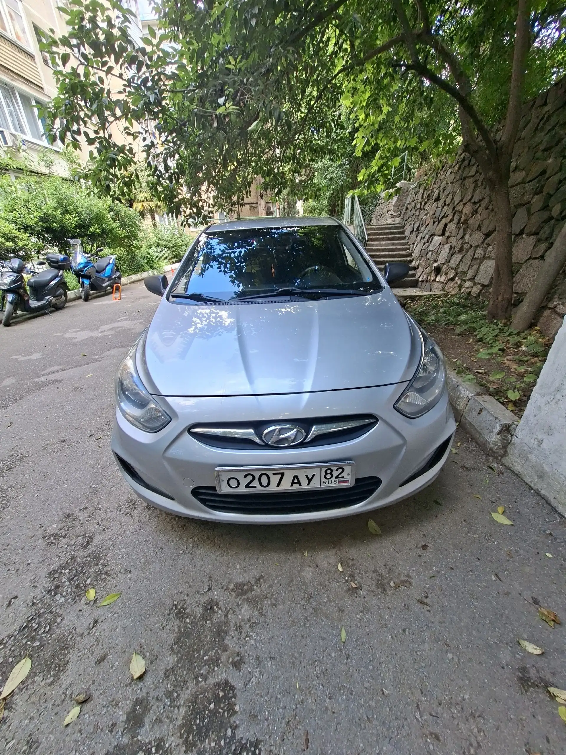 Hyundai Solaris хэтчбек 2011 года - Авто в Гурзуф