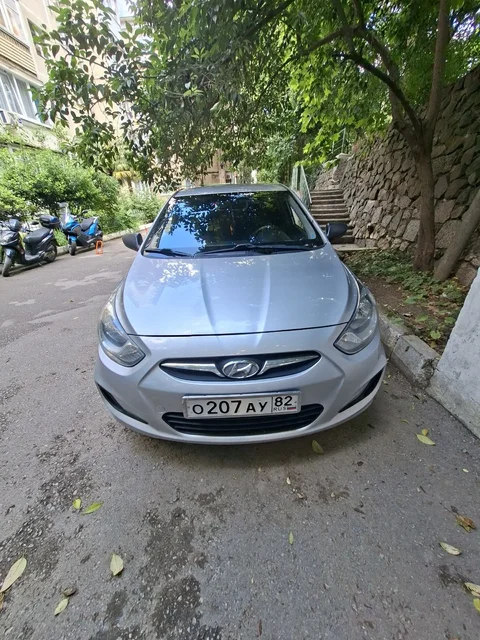 Hyundai Solaris хэтчбек 2011 года - Авто в Гурзуф