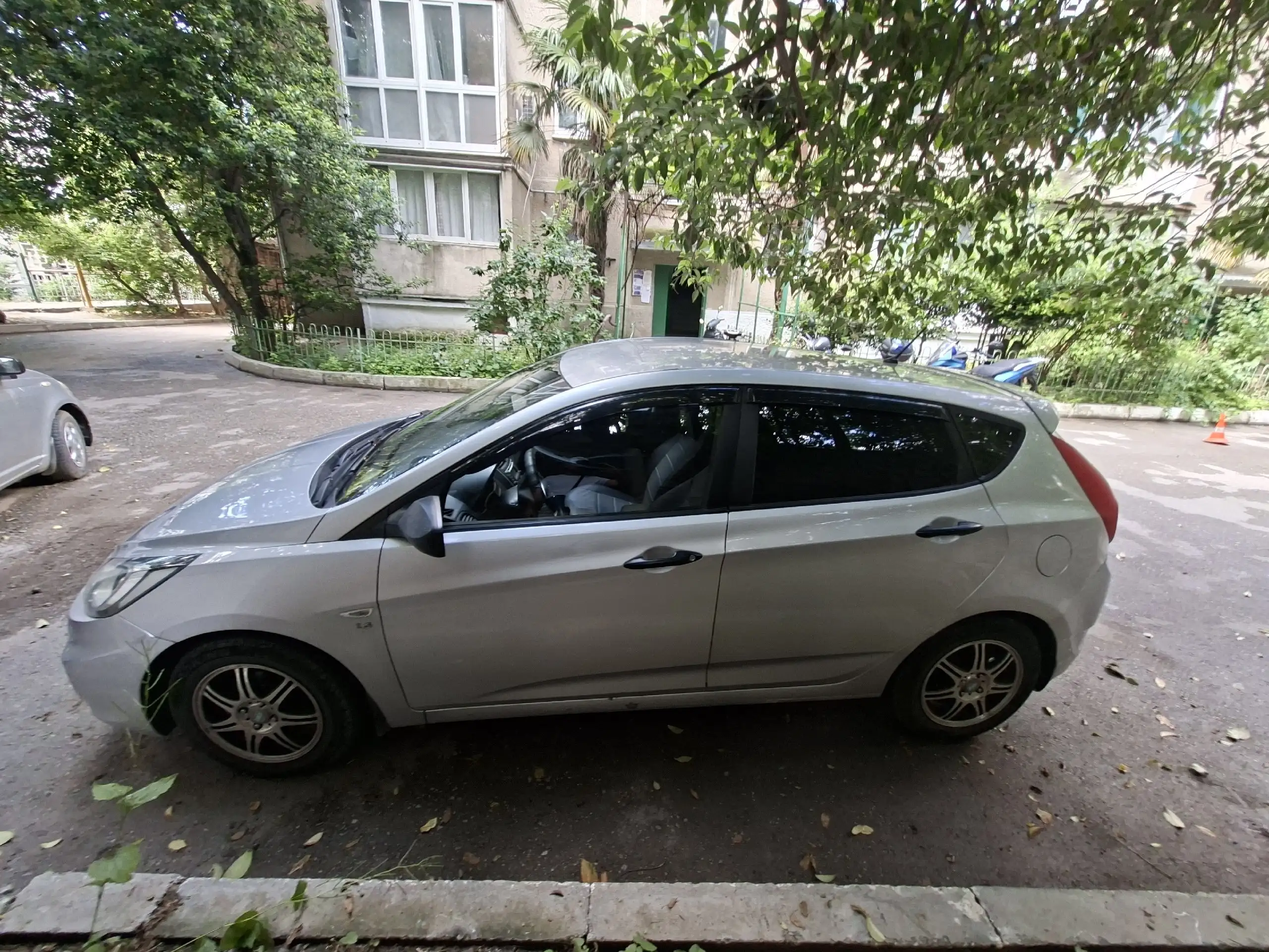 Hyundai Solaris хэтчбек 2011 года - Авто в Гурзуф