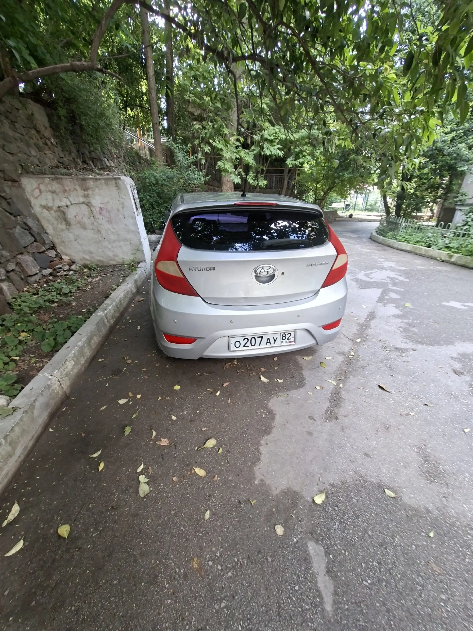 Hyundai Solaris хэтчбек 2011 года - Авто в Гурзуф