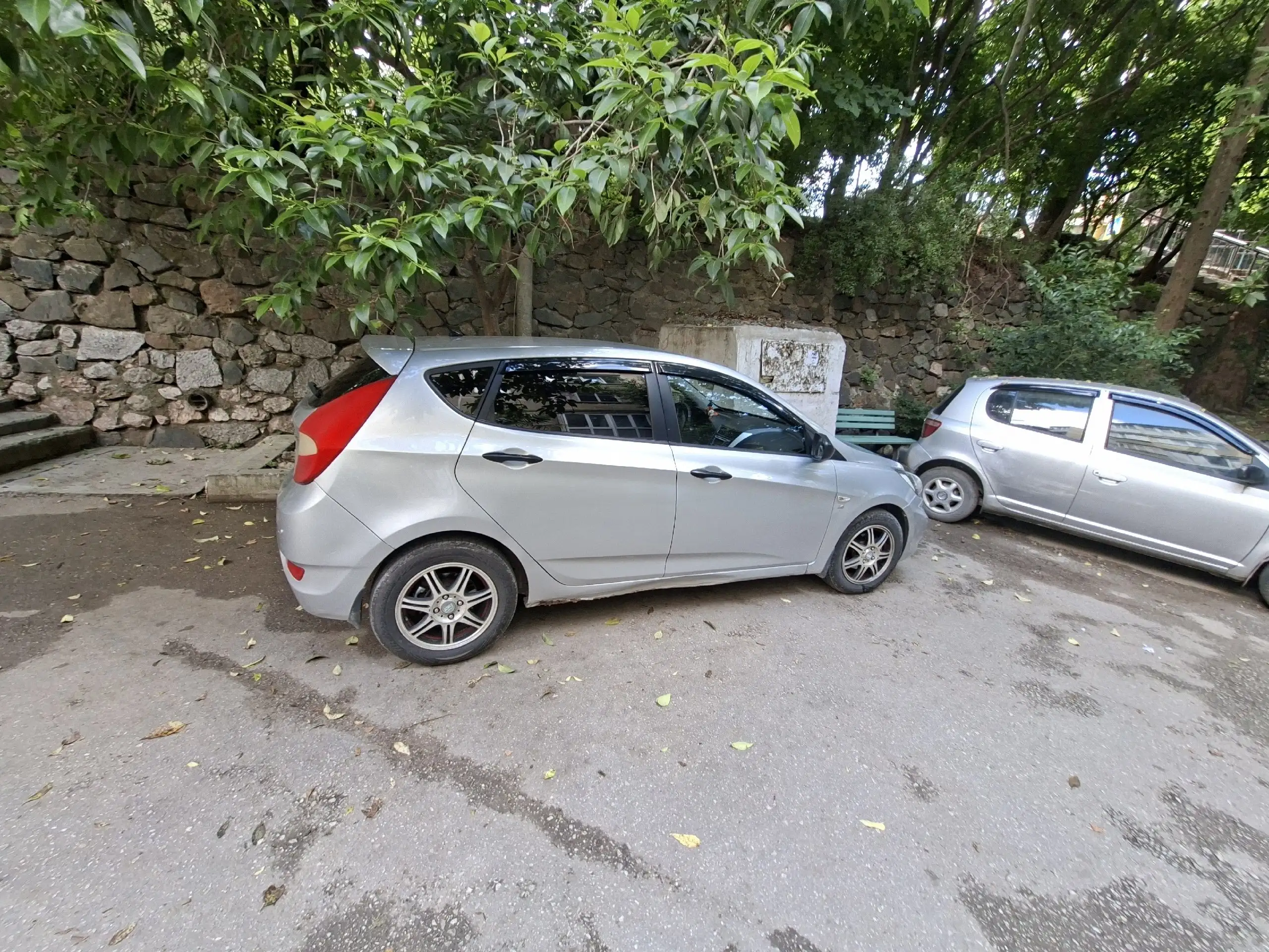Hyundai Solaris хэтчбек 2011 года - Авто в Гурзуф
