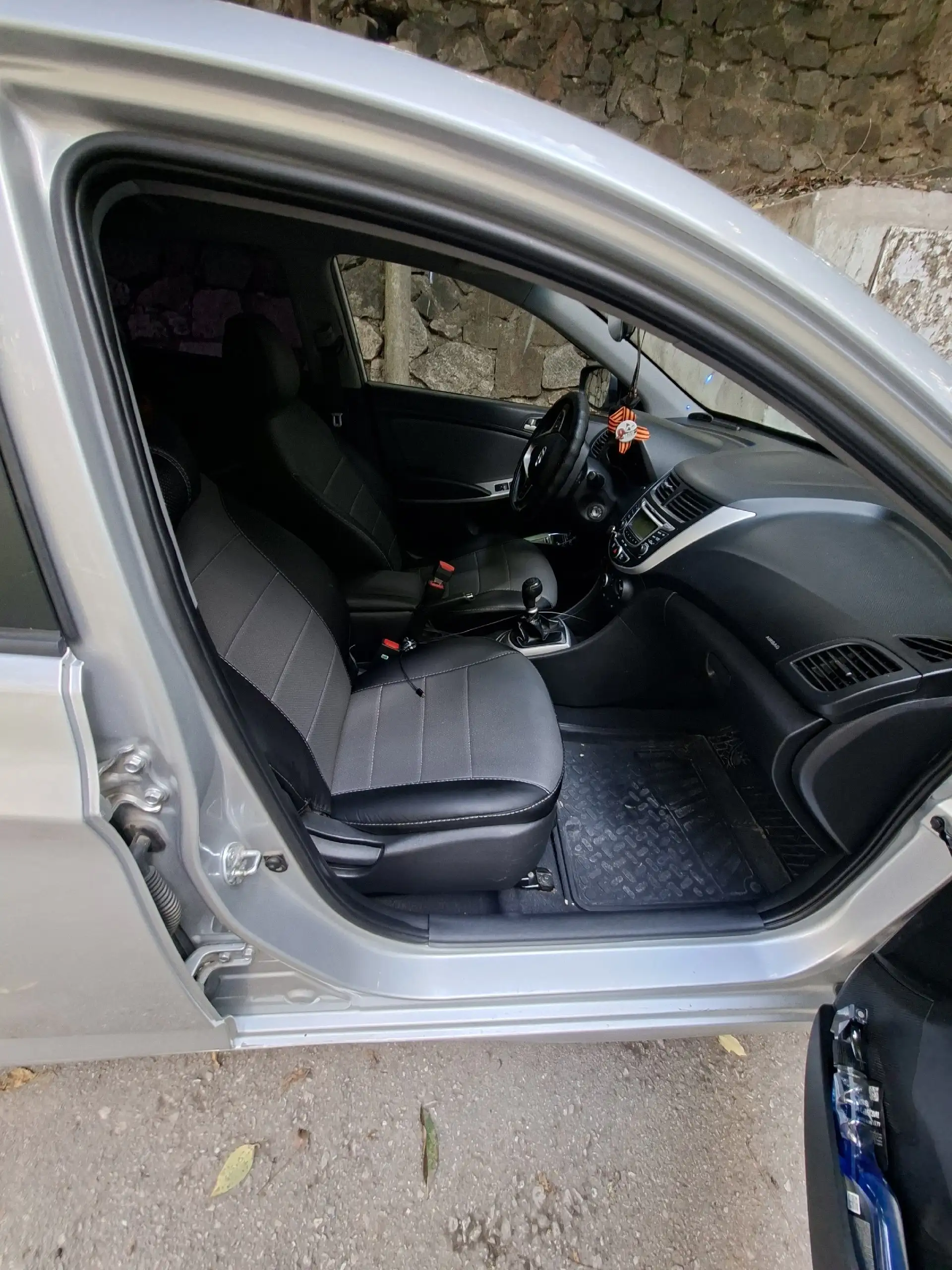 Hyundai Solaris хэтчбек 2011 года - Авто в Гурзуф