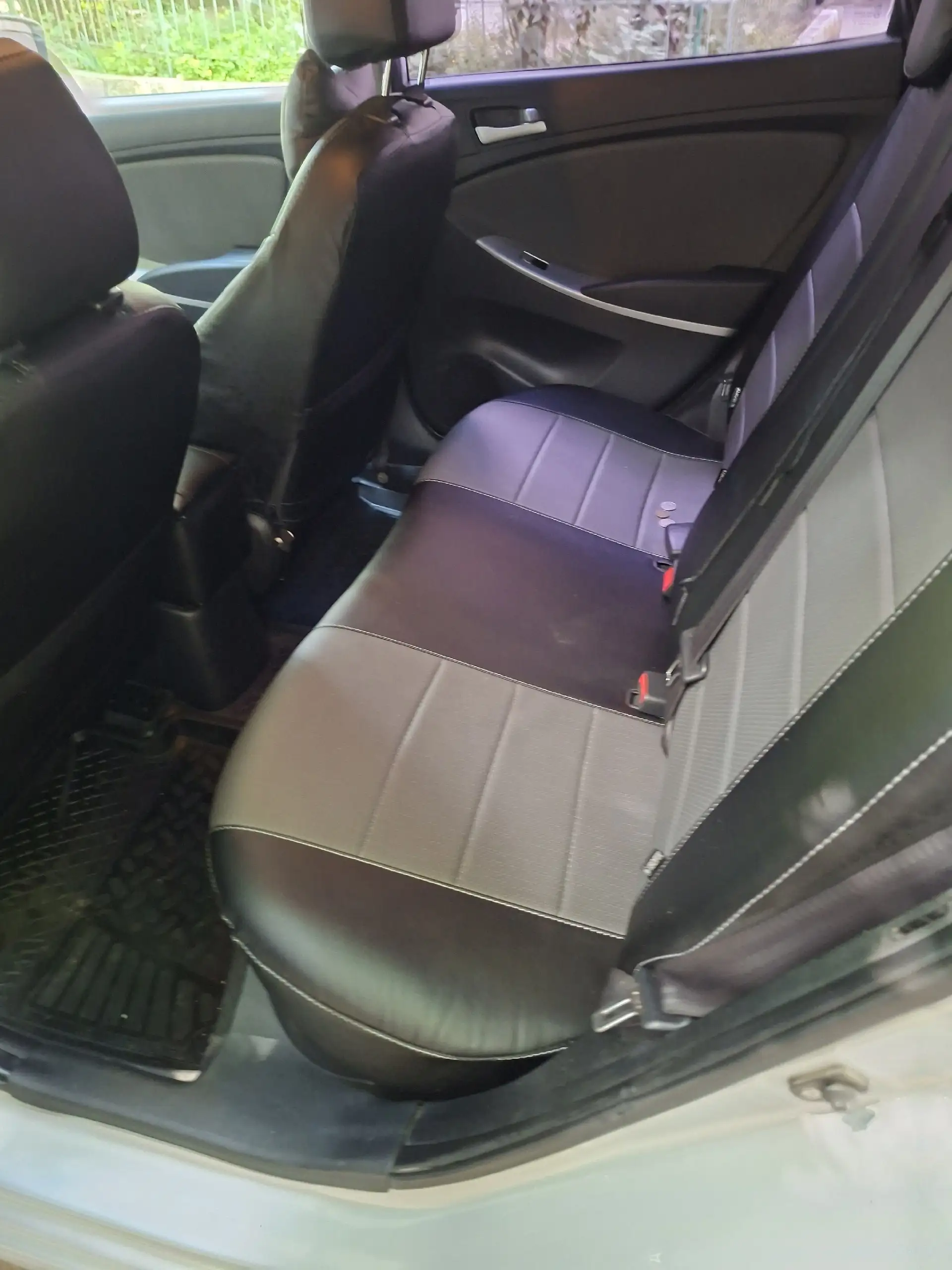 Hyundai Solaris хэтчбек 2011 года - Авто в Гурзуф
