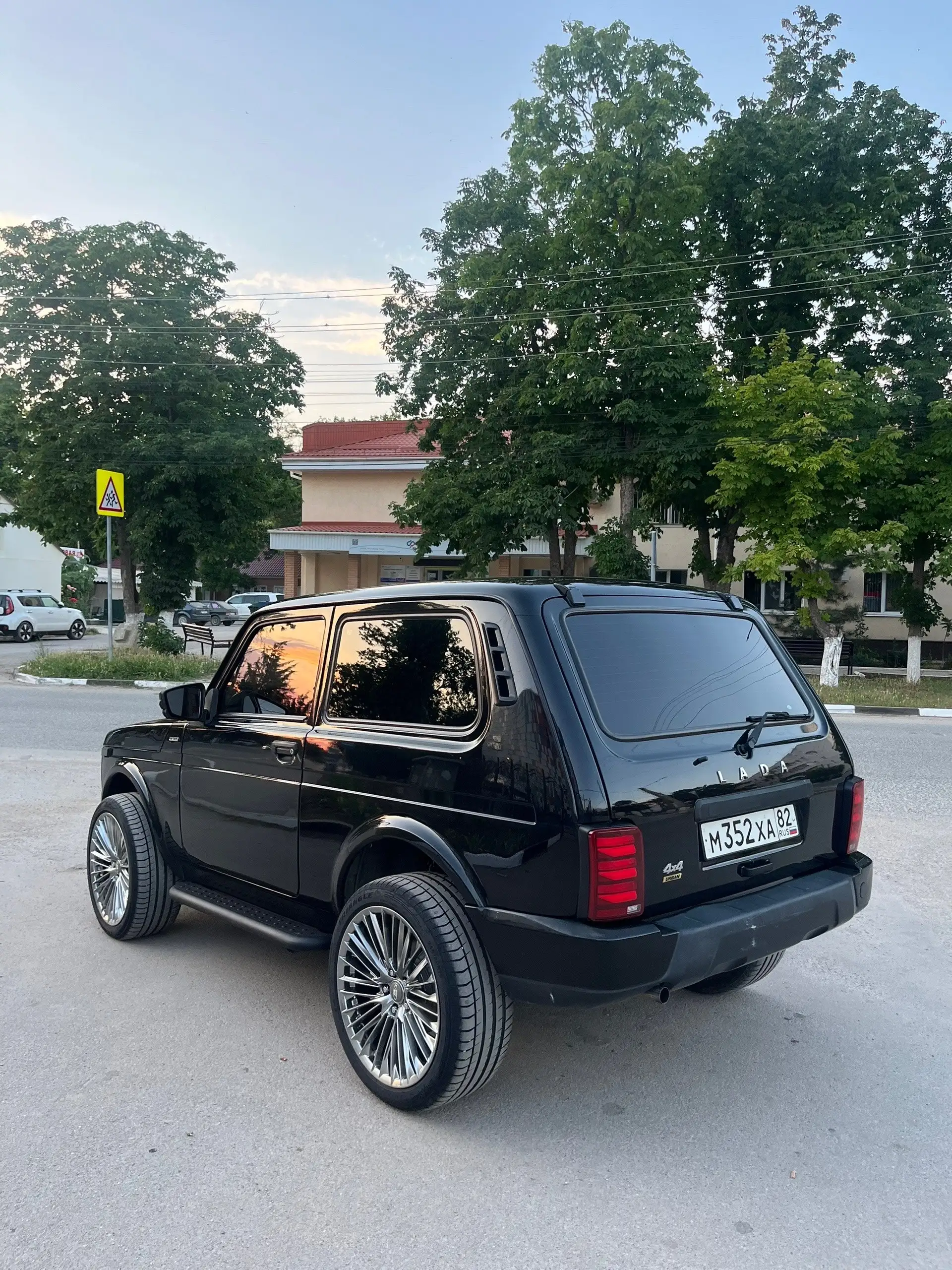 Продажа авто 2019 г. с двумя комплектами колес - Легковые автомобили (Авто) в Неизвестно