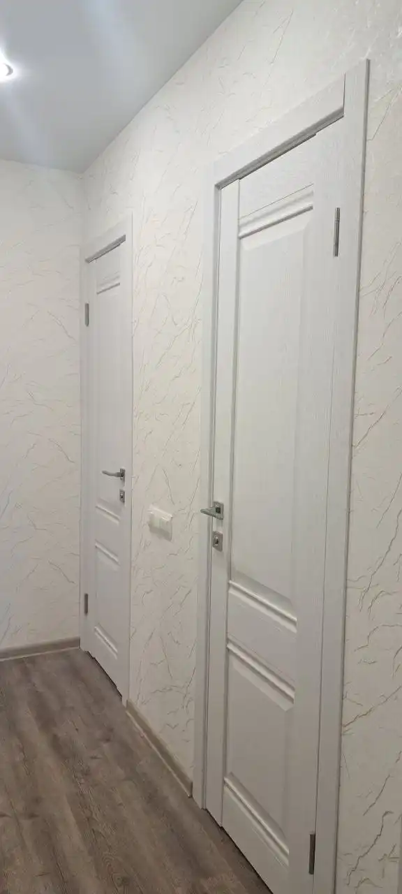 Изготовление и установка межкомнатных и входных дверей, порталов, откосов