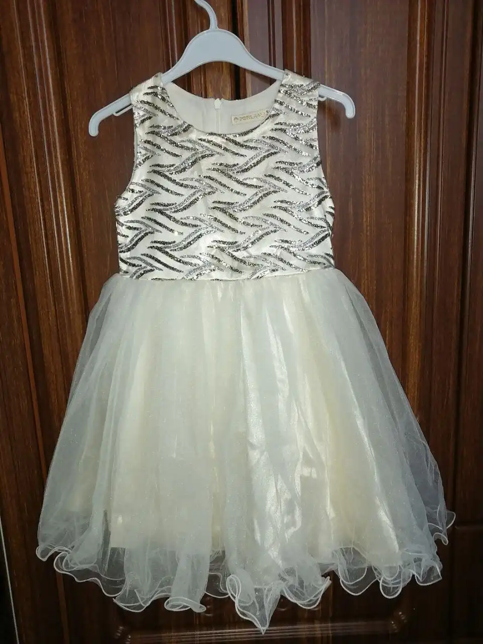 Продам блестящее платье на девочку размер 110