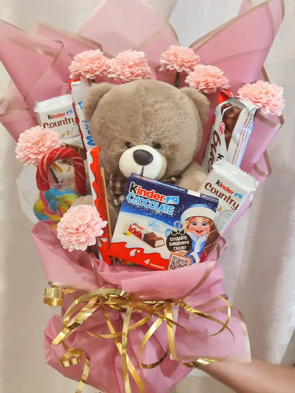 Милый Мишка рост 30 см с подарками Киндера