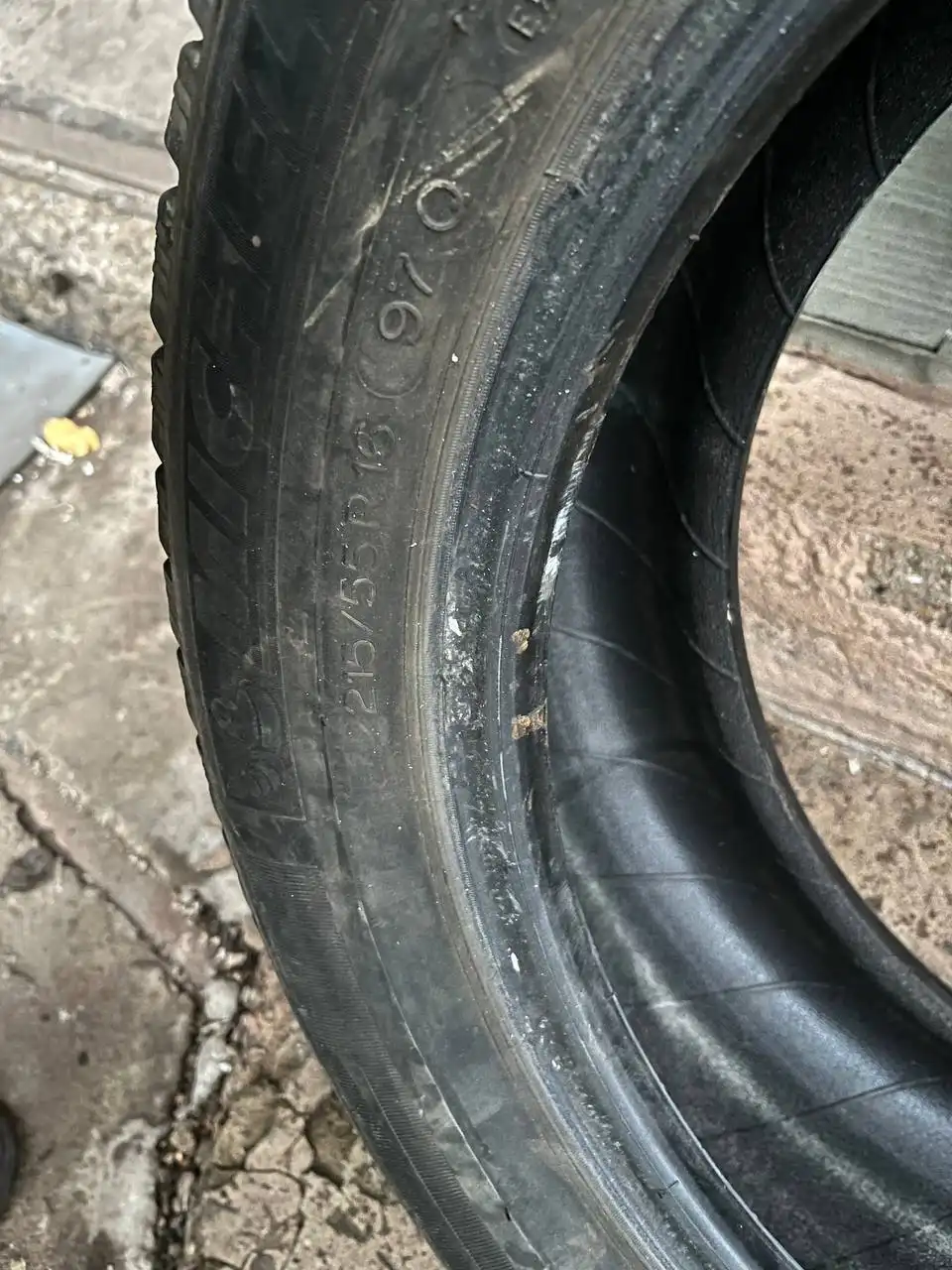 Продажа зимних шин 215/55r16 в хорошем состоянии