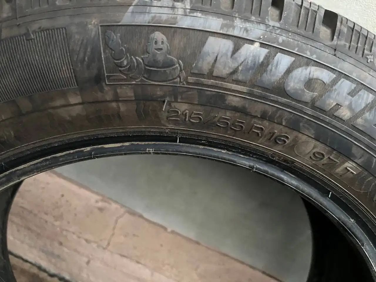 Продажа зимних шин 215/55r16 в хорошем состоянии
