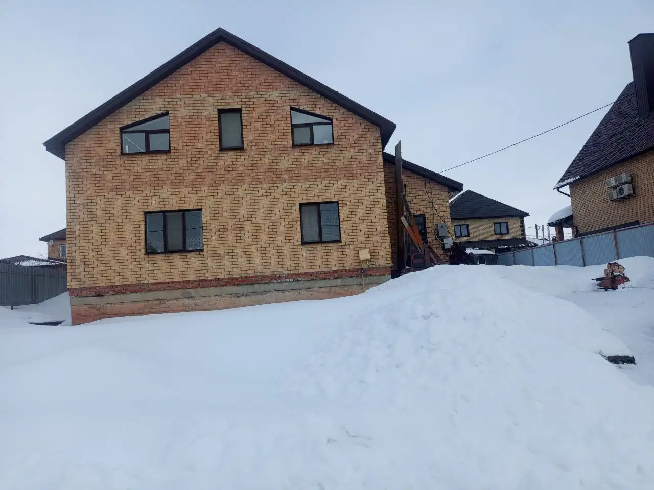 Продается двухэтажный дом в Оренбургской области - Дома (Недвижимость) в Оренбургская область, поселок имени Ленина