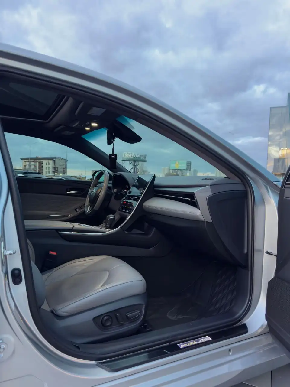 Продажа Toyota Avalon 2019 3.5 V6 максимальной комплектации - Легковые автомобили (Авто) в Оренбург