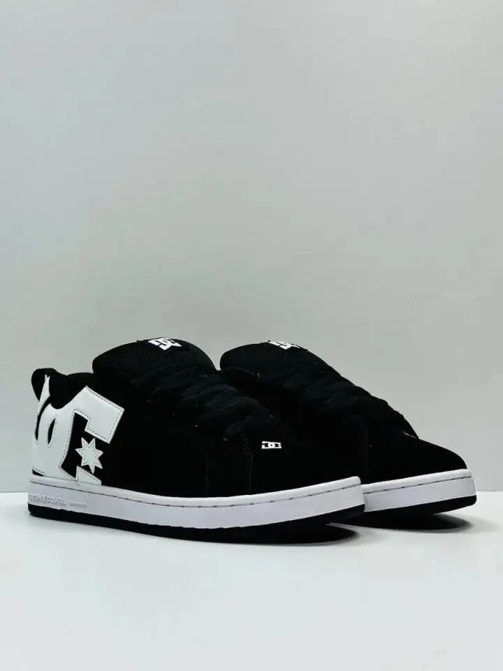 Новые кроссовки Shoes и часы Boss - Обувь и Аксессуары (Одежда) в Оренбург