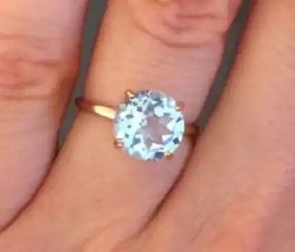 Продам золотое кольцо с топазом