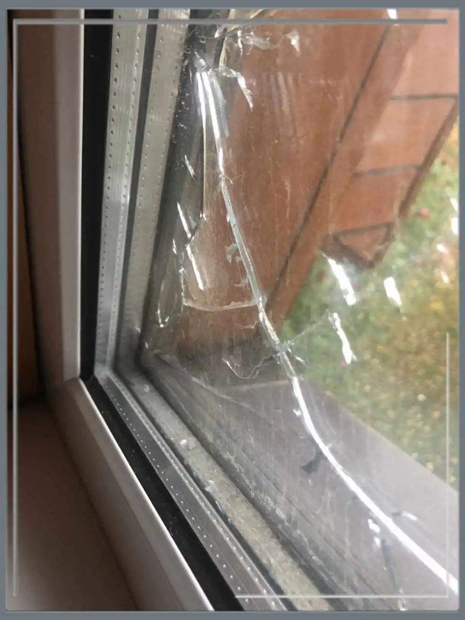 Замена стеклопакетов на пластиковых окнах и балконных дверях в Братске