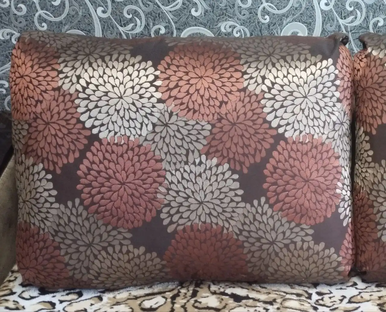 Продажа 5 подушек для дивана и кресла