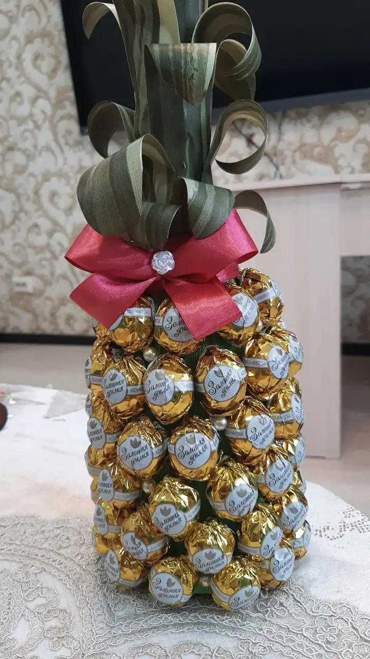 Продам ананас из конфет и чехол на шампанское