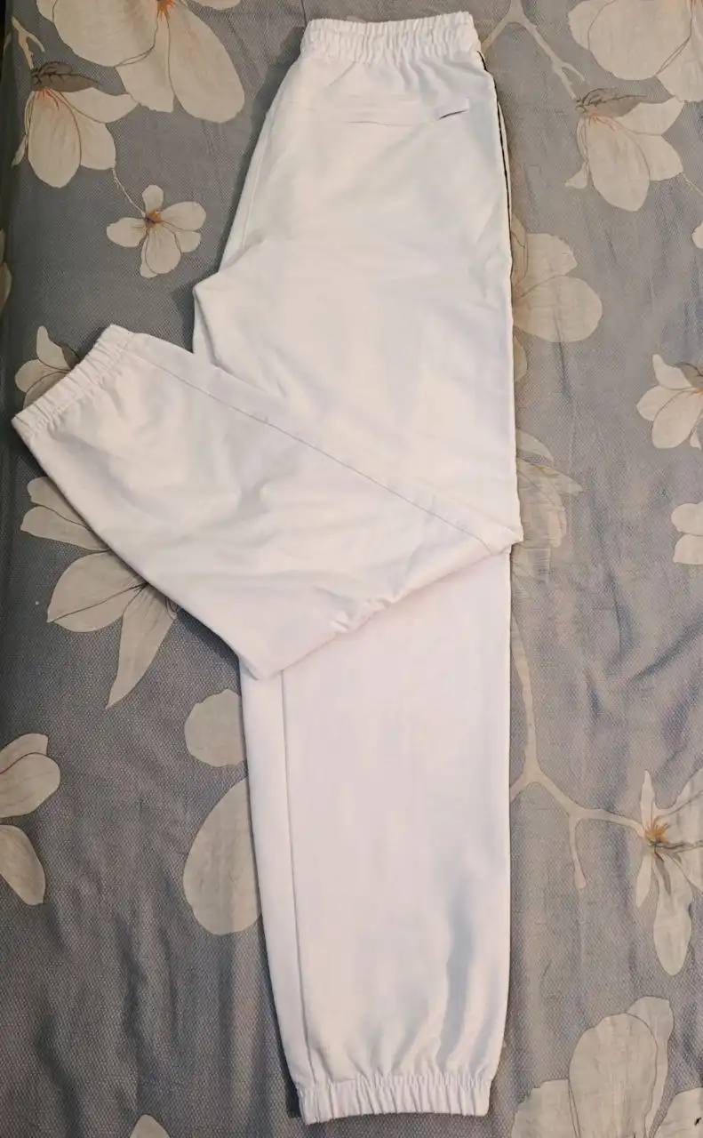 Спортивные штаны Карра белого цвета с черными лампасами - Спортивная одежда (Одежда) в Братск