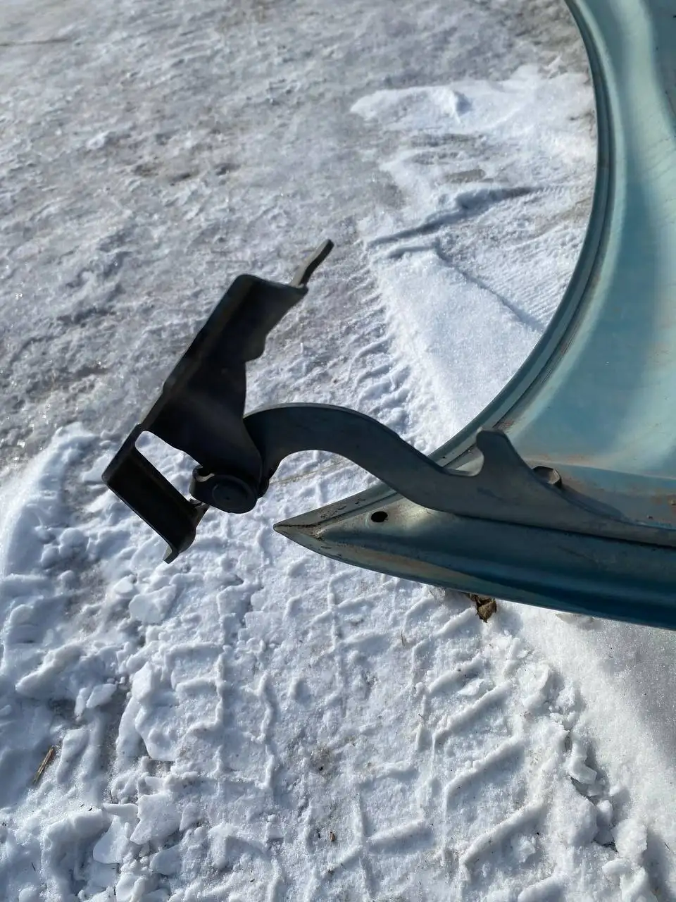 Капот от Toyota Prius 10 - Автозапчасти (Запчасти) в Братск