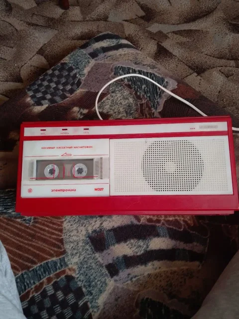 Продам магнитофон 1993 года в рабочем состоянии - Игрушки в Братск