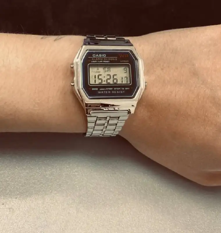 Очень красивые часы с подарочной упаковкой - Барахолка в Братск