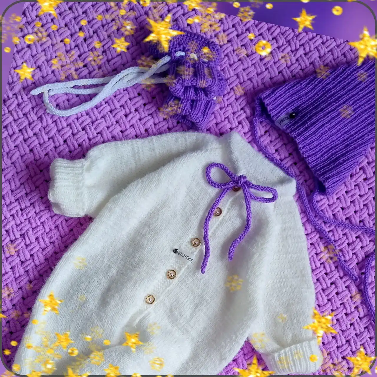 Новогодние подарки для самых маленьких: комбинезон, пинетки, шапочка, плед